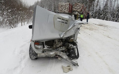 В Омутнинском районе легковушка врезалась в лесовоз