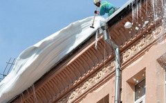 В Кирове с крыши дома на голову ребёнку упала снежная глыба