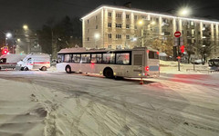 На Октябрьском проспекте в Кирове скорая с мигалками врезалась в автобус