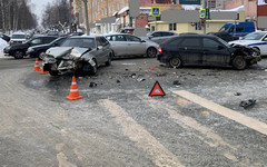 В Кирове столкнулись две «Лады»: пострадал водитель