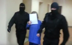 Кировские полицейские взяли штурмом квартиру наркосбытчицы. Видео