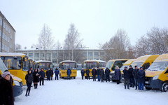 Школам в Кировской области передали 19 новых автобусов