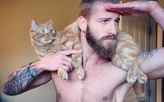 Канадский манекенщик использует кота вместо гантелей