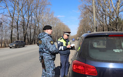Кировские энергетики и судебные приставы ловят должников в потоке машин