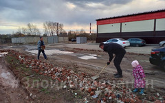 «Грязь круглый год»: кировчане сами ремонтируют дорогу в Березниковском переулке