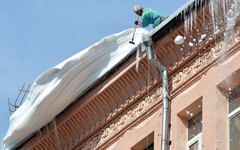 Кировским коммунальщикам в очередной раз напомнят о необходимости своевременной уборки крыш от снега и наледи