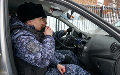 В Кирове задержали мужчину с коньяком в руке