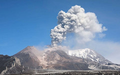 Вулкан на Камчатке выбросил семикилометровый столб пепла