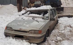 В Кирове упавший снег раздавил припаркованную машину