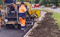 На улице Кольцова в Кирове асфальтируют тротуары