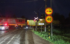 В Кирове автомобиль столкнулся с тепловозом, пострадали двое