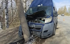 В Кирове 67-летний водитель врезался в столб и погиб