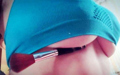 В соцсетях новый флэшмоб: удержи ручку под грудью