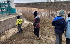 В Слободском заметили детский «бутылочный» оркестр