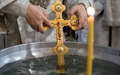 Когда вода становится святой на Крещение и можно ли смыть грехи купанием в проруби?