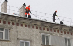 В Кирове от снега и наледи очистили 1 126 скатных крыш