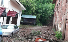На Пристанскую сошёл селевой поток, повреждены автомобили и офисные здания