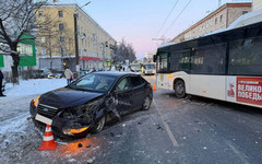 В Кирове на Владимирской улице столкнулись две легковушки и автобус