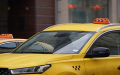 Госдума приняла закон, обязывающий таксистов пересесть на отечественные авто
