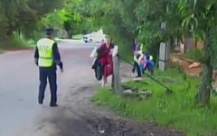 В Советске проезжавшие мимо дорожные полицейские спасли из огня многодетную семью (видео)