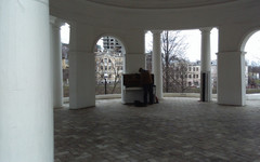 В ротонде Александровского сада установили пианино (видео)