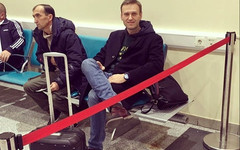 Навального не выпустили за границу из-за долга в Кировской области