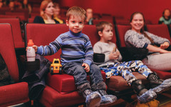 В кинотеатре «Смена» возобновили показы для мам с малышами
