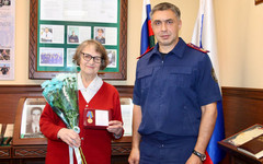 И.о. руководителя СК по Кировской области вручил медаль жительнице блокадного Ленинграда Татьяне Кармазиной