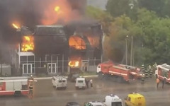 Появилось видео с пожара в торгово-офисном центре