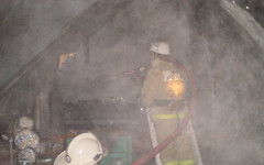 Пожар в заброшенном доме в Кирове тушили 20 человек