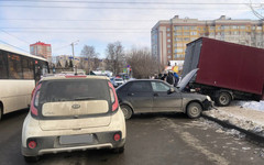 Шесть машин и упавший забор. На Энтузиастов произошло массовое ДТП