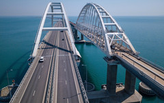 На Крымском мосту восстановили движение автомобилей по правой его части