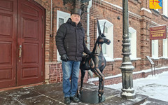 В Белой Холунице на крыльце музея установили Конька-горбунка
