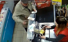 Полиция ищет вора, укравшего вещи из камеры хранения в супермаркете
