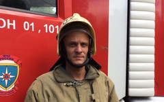 Спасатели на руках вынесли мужчину из горящей квартиры на Октябрьском проспекте