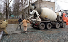 В Кирово-Чепецке начали бетонировать парковку у центральной больницы