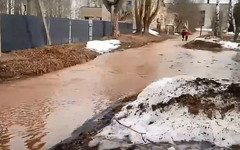 «Вода рекой льётся»: в селе Русском затопило улицы