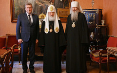 Игорь Васильев подарил картину патриарху Кириллу
