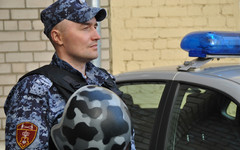 Росгвардейцы в Кирове задержали пьяного мужчину, ломавшего чужую машину