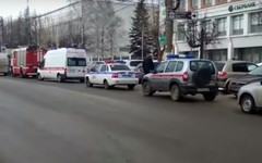 Кировские спецслужбы оцепили здание налоговой службы и Сбербанка
