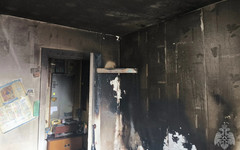 
								Пенсионерка оставила горящие свечи и ушла в гости - в квартире случился пожар
							