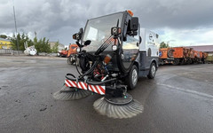 Кировское предприятие купило новую машину для уборки тротуаров