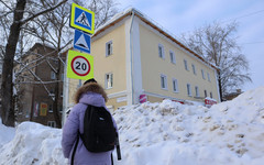 В Кирове сугробы у пешеходных переходов скрывают детей от водителей