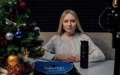 «2025 год был очень хорошим для меня». Анна Альминова в новогоднем проекте «НЕ тайный Дед Мороз»