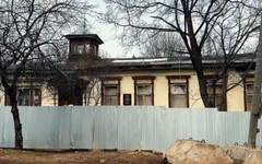 Вокруг дома Чарушина установили забор