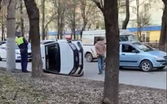 В Кирове на Октябрьском проспекте столкнулись три автомобиля. Один из них опрокинулся