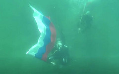 На дне Чёрного моря установили флаг России