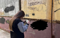 В Кирове «Дворовый патруль» закрашивает рекламу наркотиков