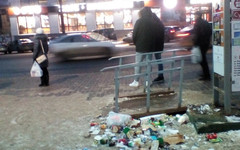 В Кирове коммунальщики убрали урны с остановок, а мусор оставили