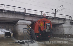 В Котельниче под мостом застрял очередной грузовик